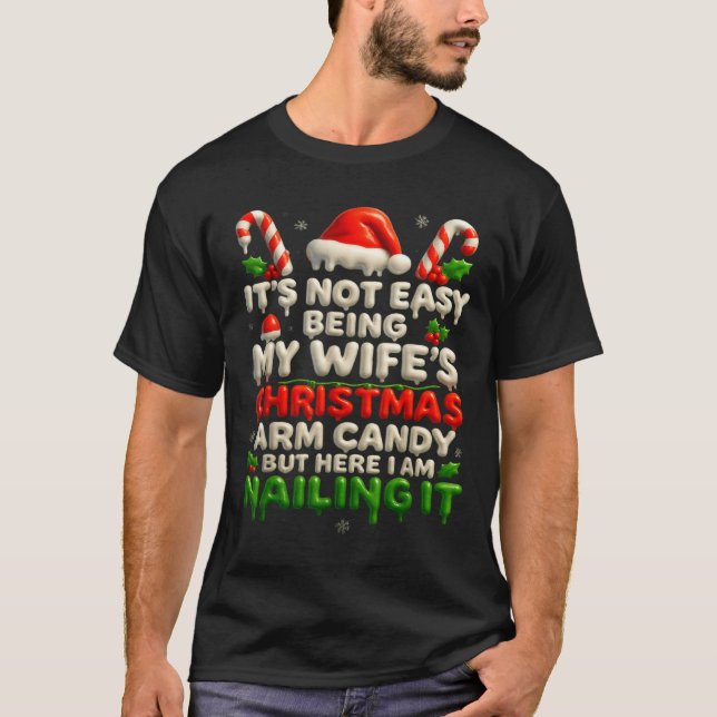 Camiseta Funny Christmas Arm Candy Husband Holiday Couple H (Frente)