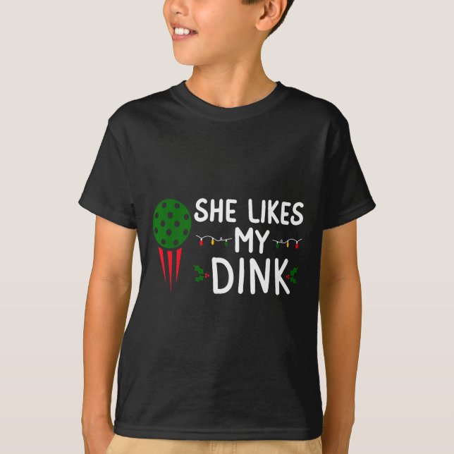 Camiseta Funny Christmas Ckleball She Likes My Drink Outfit (Frente)