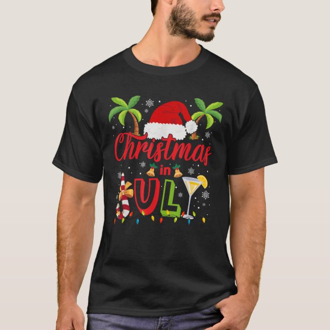 Camiseta Funny Christmas In July Santa Hat With Candy Cane  (Frente)