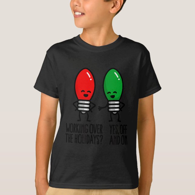 Camiseta Funny Christmas Lights Pun Working Over Holidays_  (Frente)