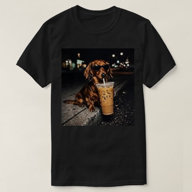 Camiseta Funny Dachshund Drinking Iced Coffee – Cute Wiener (Frente do Design)