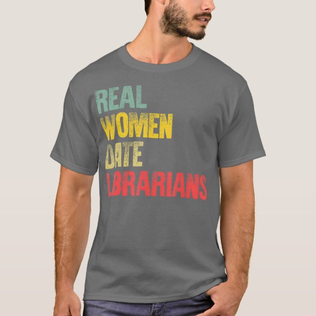 Camiseta Funny Dating  Real Women Date Librarians Gift (Frente)