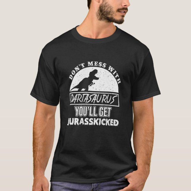 Camiseta Funny Dinosaur Playing Darts Dino T Rex Dart Playe (Frente)
