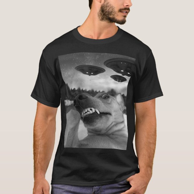 Camiseta Funny Dog Face Taking Selfie With Alien Funny Alie (Frente)
