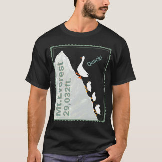 Camiseta  Funny ducks climbing Mt.Everest. Quack!