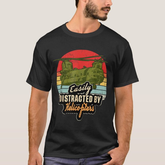 Camiseta Funny Easily Distracted By Chinook Helicopter Retr (Frente)