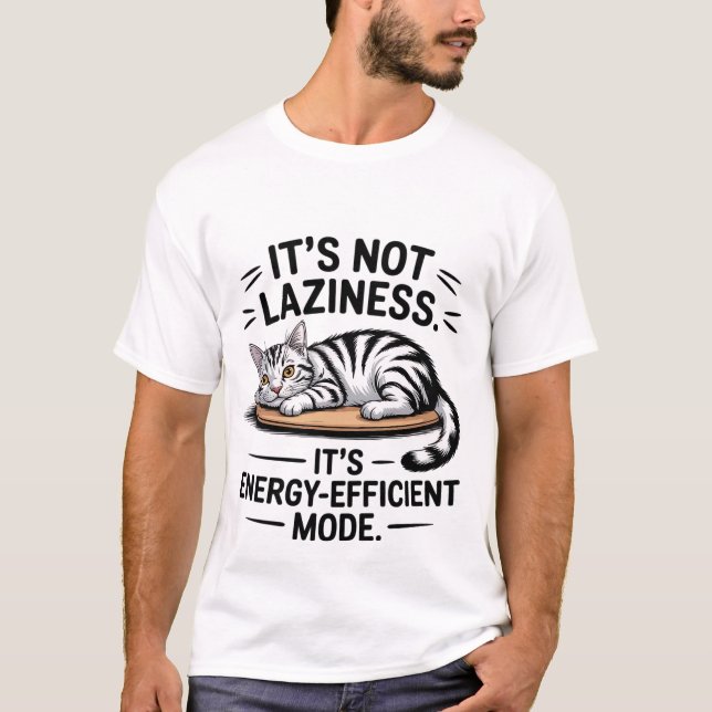Camiseta Funny "Energy-Efficient Mode" Lazy Cat 🔋🐈 (Frente)