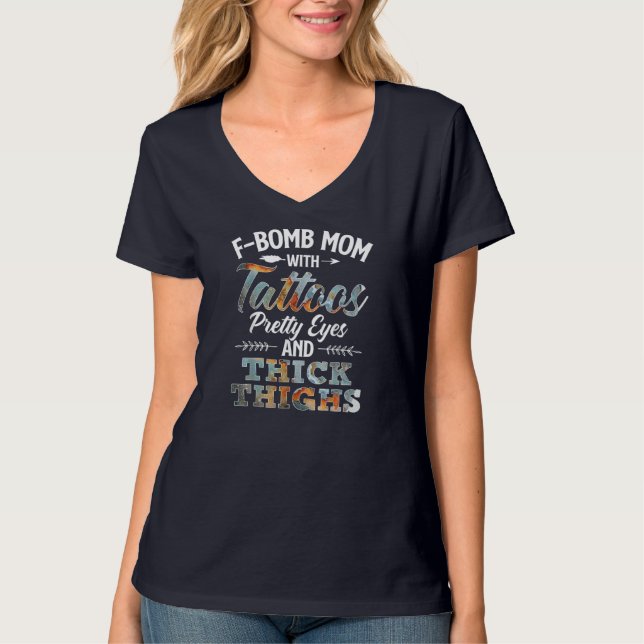 Camiseta Funny F - Bomba Mãe Com Tatuagens Bonito Olhos E T (Frente)