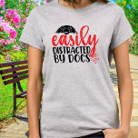 Camiseta Funny facilmente distraído por Dachshund<br><div class="desc">Mostre o seu amor por docas com esta camiseta hilária "facilmente distraída por Dachshances"! Perfeito para amantes de cães que simplesmente não resistem ao encanto de seus amigos peludos de pernas curtas, de corpo longo, esta camisa combina humor e estilo. Quer você esteja caminhando com seu cachorro-solteiro ou passeando com...</div>