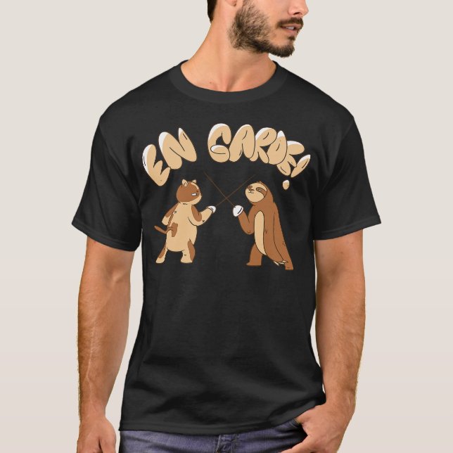 Camiseta Funny Fencing En Garde Sloth Cat Epee Sabre Sword  (Frente)