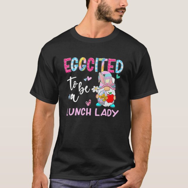 Camiseta Funny Gnome Eggcited To Be Lunch Lady Bunny Easter (Frente)