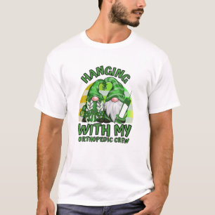 Camiseta Funny Gnome Hanging With Orthopedic Nurse St Patri