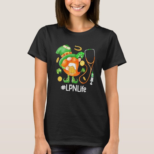 Camiseta Funny Gnome Stethoscope Lpn Life Beer St Patricks (Frente)