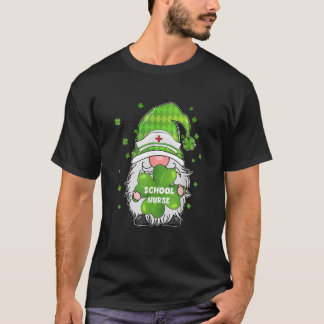 Camiseta Funny Gnome With Shamrock School Nurse St Patricks