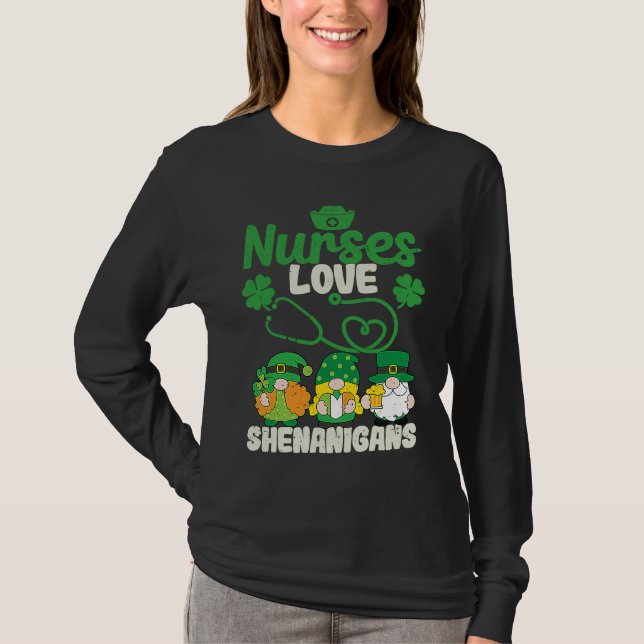 Camiseta Funny Gnomes Nurse St Patricks Day Nurses Love She (Frente)