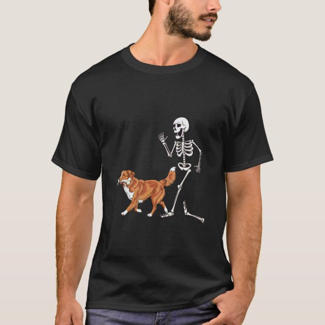 Camiseta Funny Halloween Nova Scotia Retriever e Esqueleto (Frente)