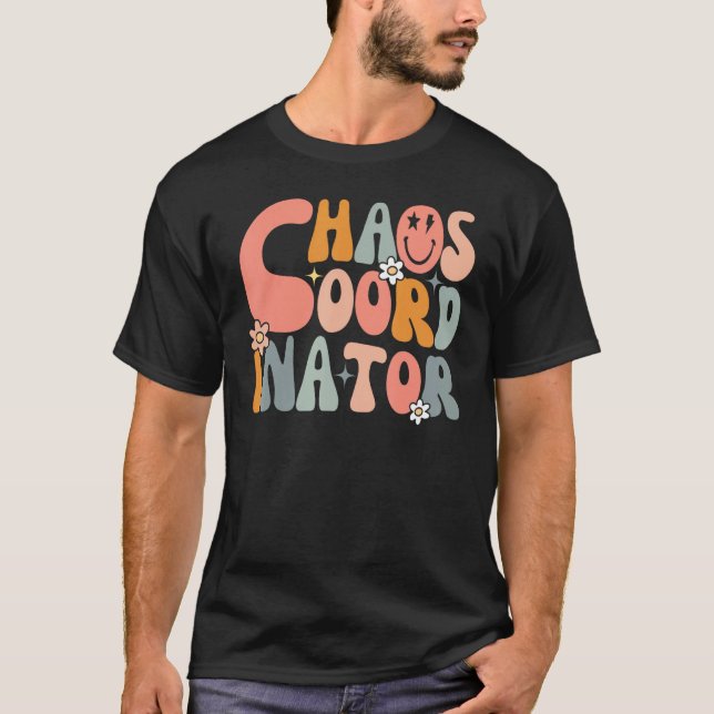 Camiseta Funny Humor Retro Chaos Coordinator Teachers Moms  (Frente)