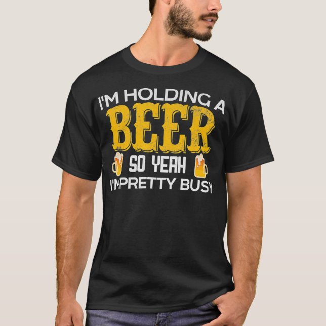 Camiseta Funny Im Holding a Beer So Yeah Im Pretty Busy (Frente)