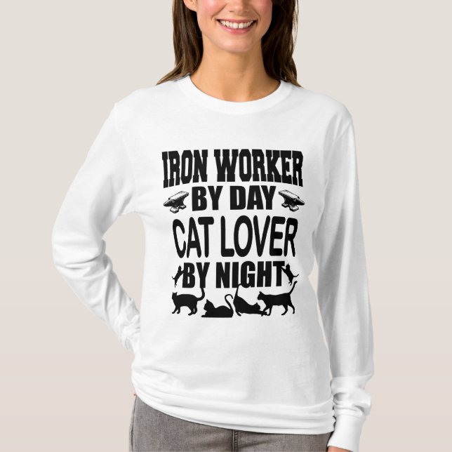 Camiseta Funny Iron Worker by Day Cat Lover by Night (Frente)