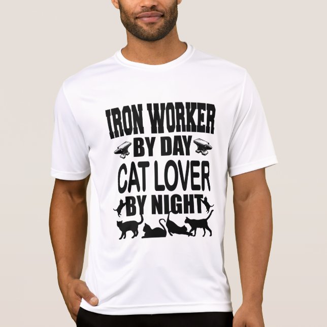 Camiseta Funny Iron Worker by Day Cat Lover by Night (Frente)