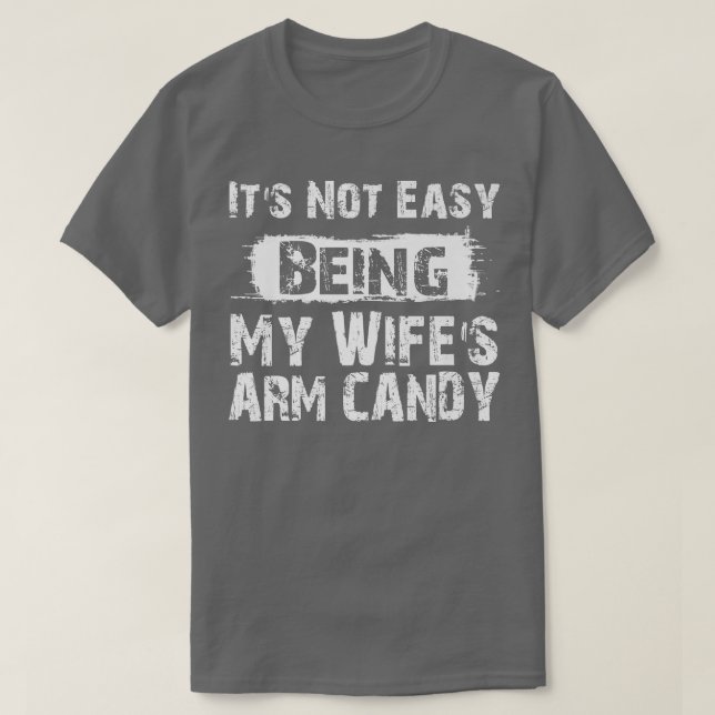 Camiseta Funny Its Not Easy Being My Wifes Arm Candy Father (Frente do Design)