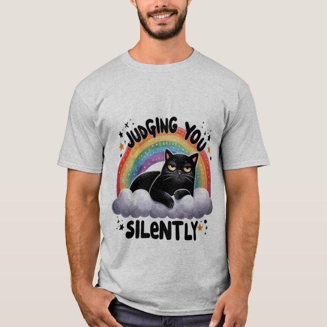 Camiseta Funny "Judging You Silently" Grumpy Black Cat ✨🌈 (Frente)