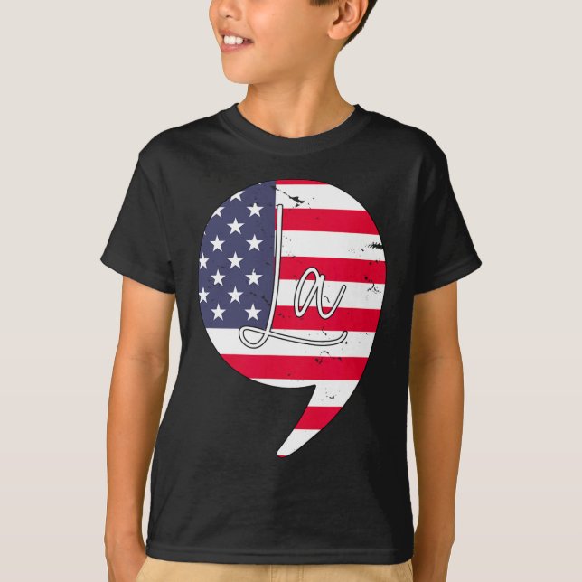 Camiseta Funny Kamala Harris 2024 Presidente Comma La Ameri (Frente)