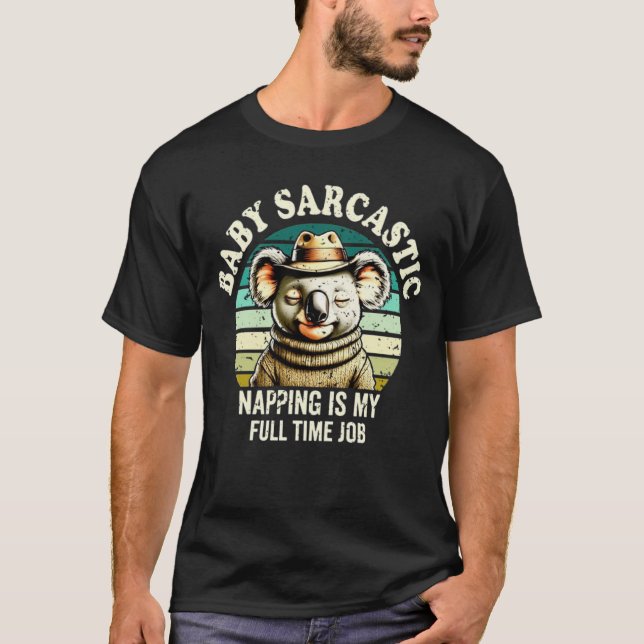 Camiseta Funny Koala Napping Full Time Job Retro Graphic (Frente)