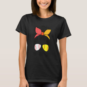 Camiseta Funny Mom Of Both Baseball Mom Softball Mom Messy