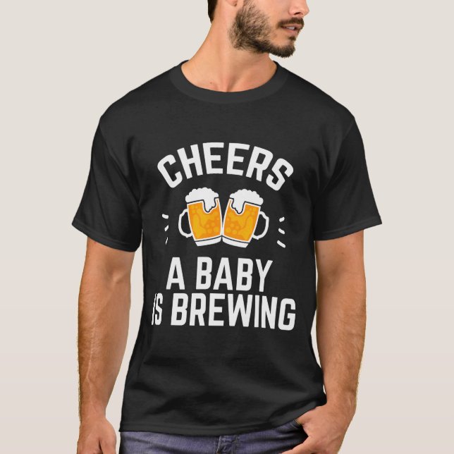 Camiseta Funny New Dad Baby Shower Cheers A Baby Is Brewing (Frente)