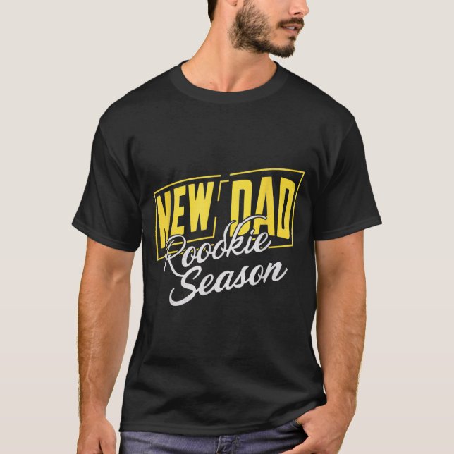 Camiseta Funny New Dad Rookie Season Proud Fathers First Ti (Frente)