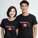 Camiseta Funny Niagara Cai Caipira Caipira Cana-de-Água Ban<br><div class="desc">Mostra "Niagara Falls" em texto branco caindo, derramando ou fluindo sobre a bandeira vermelha canadense com folha de mapa. Há duas cidades chamadas Niagara Falls, uma nos EUA e outra no Canadá. A cidade é um destino turístico popular. Design de Souvenir para turistas e residentes de Niagara Falls, incluindo visitantes...</div>