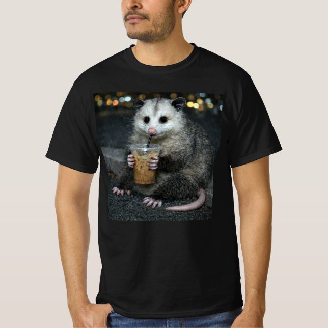 Camiseta Funny opossum Drinking Iced Coffee Cute Animal (Frente)
