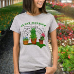 Camiseta Funny Poters Plant Manager<br><div class="desc">Um design humorístico para a planta ou jardineiro da sua vida. O design apresenta o texto do GERENCIADOR DA PLANTA e um arco de bloco com três plantas com véu na frente.</div>