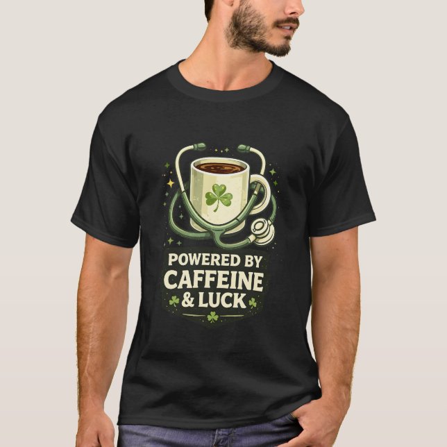 Camiseta Funny Powered By Caffeine And Luck Coffee Clover (Frente)
