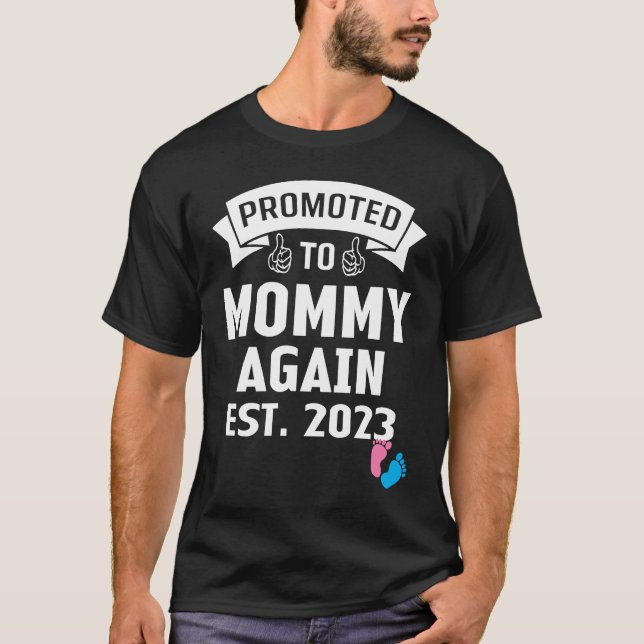 Camiseta Funny Promoted To Mom Again 2023 Gender Reveal Pin (Frente)