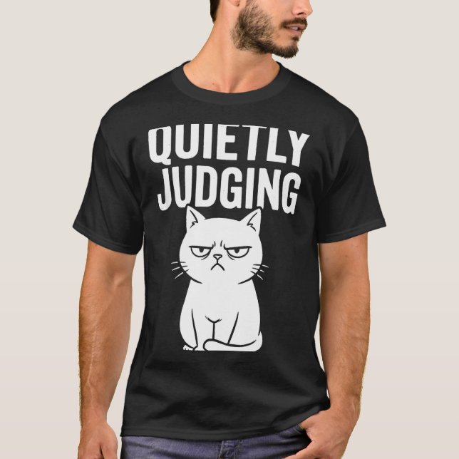 Camiseta Funny Quietly Judging Sarcastic Crazy Cat Lover Gr (Frente)