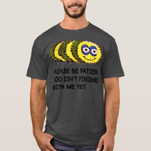 Camiseta Funny Quote Please Be Patient God Isnt Finished Wi