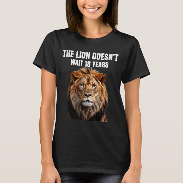 Camiseta Funny Quotes The Lion Doesn't Wait 18 Years Men  (Frente)