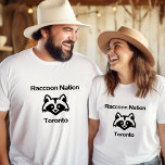 Camiseta Funny Raccoon Nation Toronto Light Monotone<br><div class="desc">Mostra um rosto bonito de guaxinim e as palavras "Raccoon Nation Toronto". Engraçado design para zombar da cidade de Toronto, Ontário, Canadá e seu problema com guaxinins. A cidade distribuiu caixas de reciclagem de lixo à prova de raccoon e os bandidos mascarados foram capazes de abri-las. Um animal esperto e...</div>