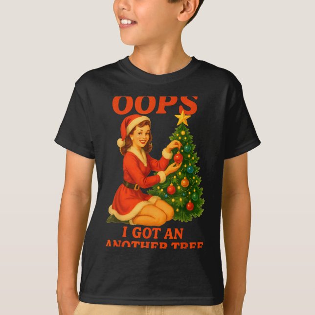 Camiseta Funny Retro Christmas Oops I Got Another Tree  (Frente)