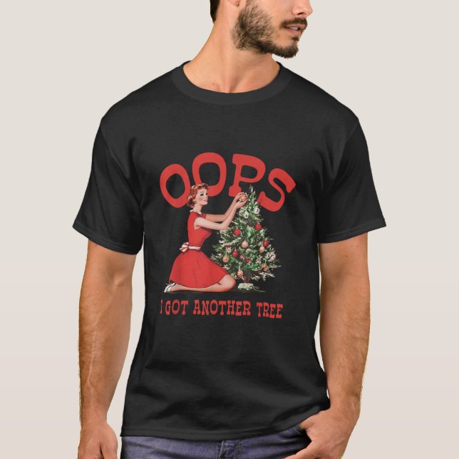 Camiseta Funny Retro Christmas Oops I Got Another Tree  (Frente)