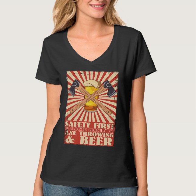 Camiseta Funny Retro Safety First Axe Throwing and Beer Vik (Frente)