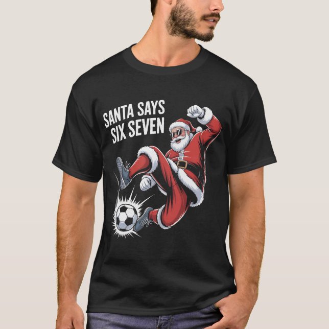 Camiseta Funny Santa Soccer Kicking Ball Graphic Tee | Chri (Frente)