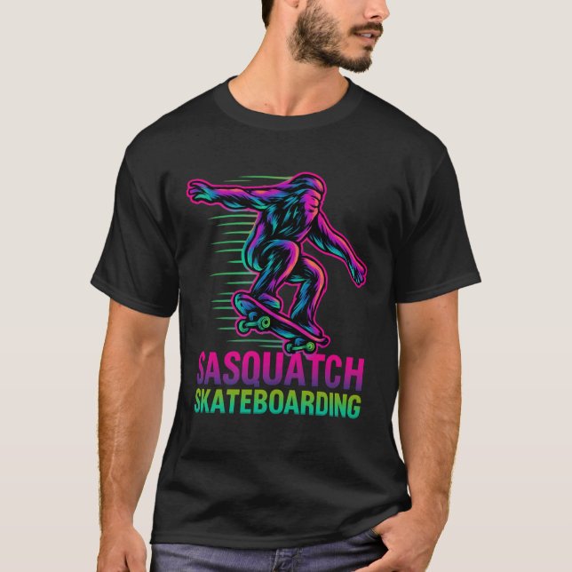 Camiseta Funny Sasquatch Skateboarding Retro Neon - Bigfoot (Frente)