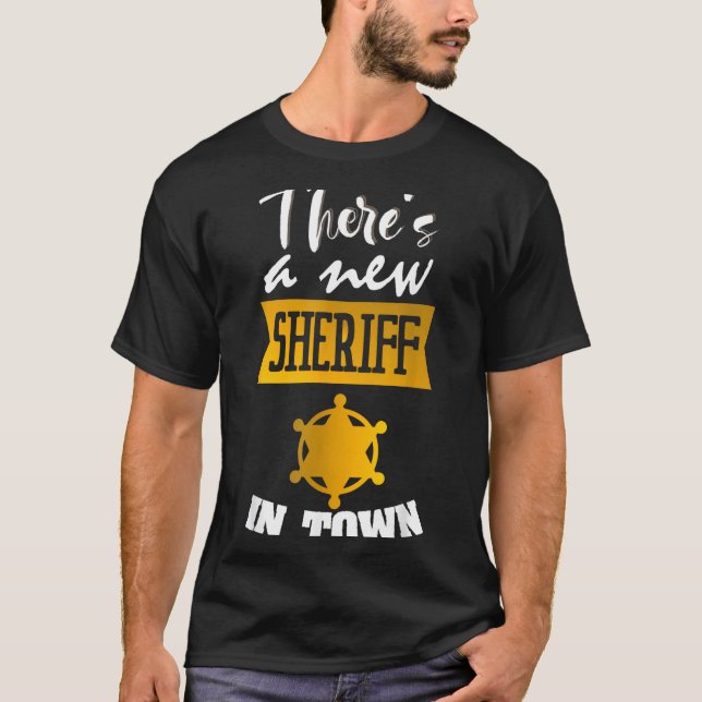 Camiseta Funny Saying There's A New Sheriff In Town Deputy  (Frente)
