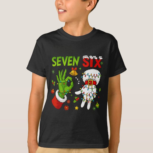 Camiseta Funny Six Seven 67 Meme 6 7 Christmas Elf Hand Boy (Frente)