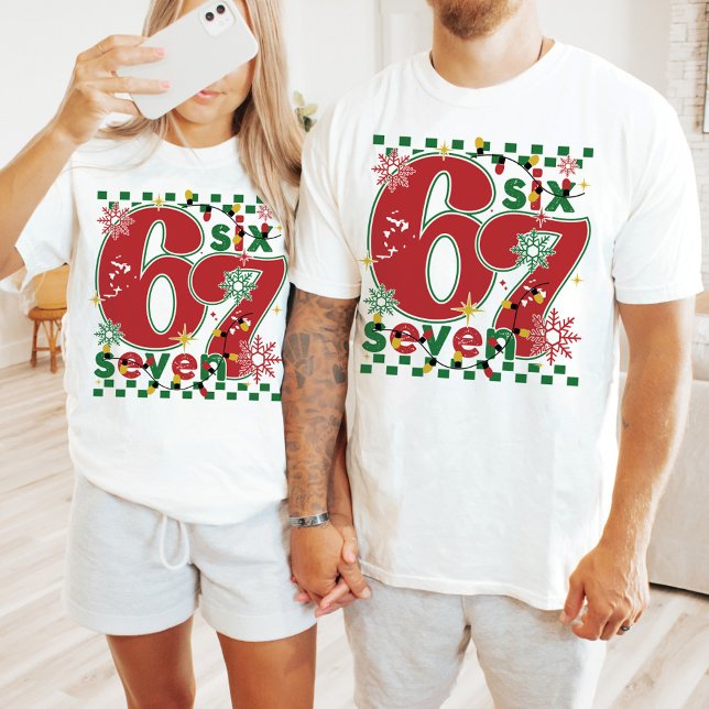 Camiseta Funny Six Seven 67 Meme Retro Matching Xmas Humor (Funny 67 6 7 Six Seven meme retro xmas  ugly Christmas sweater fun matching holiday humor t-shirt)