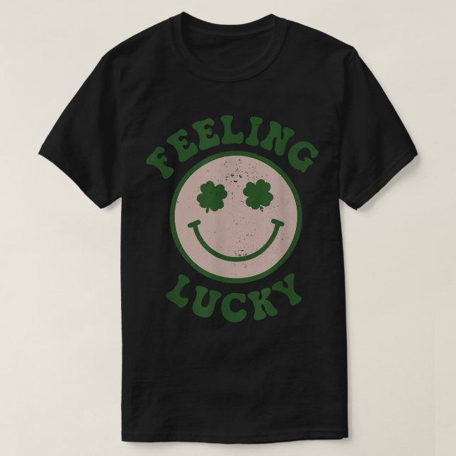 Camiseta Funny St Patrick Day  Feeling Lucky Smile Face Mem (Frente do Design)