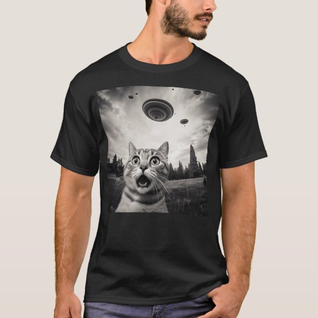 Camiseta Funny Surprised And Scared Cat Selfie With UFO (Frente)